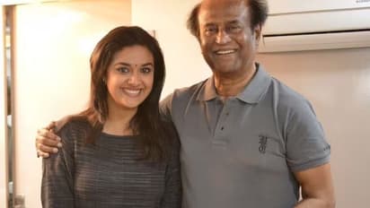 எப்ப பார்த்தாலும் ரஜினி கை விரல்களை இப்படியே வச்சிருக்காரே! அதன் சீக்ரெட் தெரியுமா?