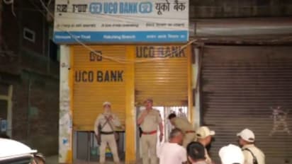 ബാങ്കിൽ പട്ടാപ്പകൽ തോക്കുചൂണ്ടി കൊള്ള; ആറര ലക്ഷം കവർന്നു. ജീവനക്കാരുടെയും ഉപഭോക്താക്കളുടെയും ഫോണും കൈക്കലാക്കി