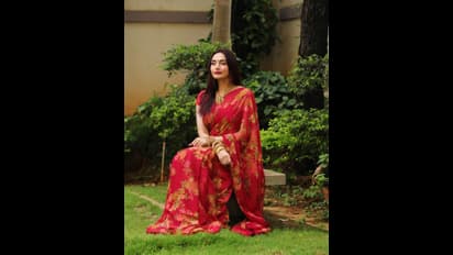 ಸೀರೆ ಉಟ್ಟು ಮಗು ಜೊತೆ ಪೋಸ್ ಕೊಟ್ಟ ನಟಿ ರಾಗಿಣಿ ದ್ವಿವೇದಿ ನೋಡಿ ಫ್ಯಾನ್ಸ್ ಶಾಕ್!