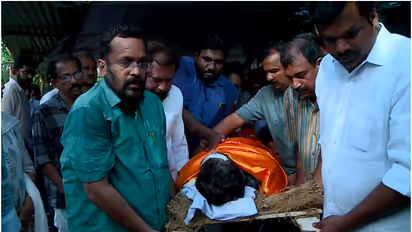 നവീന്‍റെ മൃതദേഹം ചിതയിലേക്കെടുത്തത് മന്ത്രിയും എംഎൽഎയും, അവസാന നോക്കിനായി ജനസാഗരം; കണ്ണീരോടെ യാത്രയപ്പ്