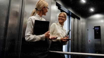 लिफ्ट में शीशा क्यों होता है? जानिए इसके पीछे का कारण