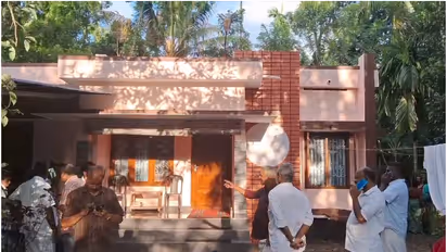 കുടുംബത്തിലെ 3 പേർ മരിച്ച സംഭവം; പ്രമാണങ്ങൾ കത്തിച്ച നിലയിൽ, മകൻ സിവിൽ സപ്ലൈസ് വകുപ്പിൽ ക്ലർക്ക്, അന്വേഷണം