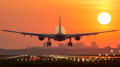 ലാൻഡിംഗിന് പിന്നാലെ വിമാനത്തിൽ രൂക്ഷഗന്ധം, പരിശോധനയിൽ കണ്ടെത്തിയത് 2 മൃതദേഹങ്ങൾ