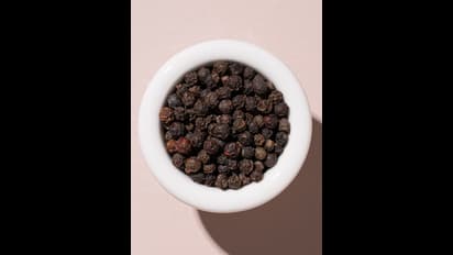 ಶುಂಠಿ ಜೊತೆ ಎರಡೇ ಎರಡು ಕಾಳುಮೆಣಸು ಹಾಕಿ ಚುಮು ಚುಮು ಚಳಿಗೆ ಮಾಡ್ಕೊಳ್ಳಿ ಖಾರ ಖಾರವಾದ ಸೂಪ್