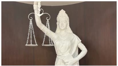 'കണ്ണ് തുറന്ന്, ഭരണഘടന കൈയിലേന്തി നീതിദേവത'; സുപ്രീംകോടതിയിൽ 'പുതിയ നീതിദേവതാ' പ്രതിമ 