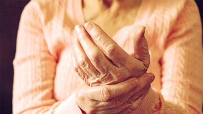 World Osteoporosis Day: ഓസ്റ്റിയോപൊറോസിസ് നിയന്ത്രിക്കാനും എല്ലുകളുടെ ആരോഗ്യം സംരക്ഷിക്കാനും ചെയ്യേണ്ടത് 