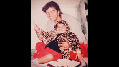 ಅಮ್ಮನ ಮಡಿಲಲ್ಲಿ ಆಡ್ತಿರೋ ಈ ಮುದ್ದು ಮಗು ಈಗ ಕಿರುತೆರೆ ನಟಿ.. ಯಾರು ಗೆಸ್ ಮಾಡಿ..  ಈಕೆ ಗಂಡ ಕೂಡ ನಟ!