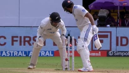 നന്നായി പ്രതിരോധിച്ചിട്ടും ബൗള്ഡാവുന്നത് എന്തൊരു കഷ്ടമാണ്, സ്വന്തം ഔട്ട് നോക്കി നിന്ന് രോഹിത്-വീഡിയോ