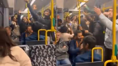 ജർമ്മനിയിലെ ബസിൽ പാട്ടുപാടിയും കയ്യടിച്ചും ബഹളംവച്ച് ഇന്ത്യക്കാർ, പെരുമാറാൻ അറിയാത്തവരെന്ന് നെറ്റിസൺസ്