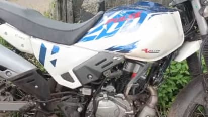 ബൈക്ക് മുൻപിലെ വാഹനത്തിൽ തട്ടി റോഡിലെ കുഴിയിൽ വീണ ശേഷം മതിലിൽ ഇടിച്ചുനിന്നു; രണ്ട് യുവാക്കൾക്ക് ദാരുണാന്ത്യം