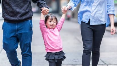 உங்க குழந்தை வீட்டில் சும்மா இருக்காங்களா? பிஸியா வைக்க இதோ '6' வழிகள்!