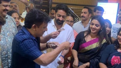 ചിരിയുടെ പൂത്തിരി കത്തിച്ച് 'പൊറാട്ട് നാടകം'; വിജയാഘോഷവുമായി അണിയറക്കാര്