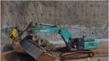 മലപ്പുറം തിരൂരങ്ങാടിയിൽ ലോറി താഴ്ച്ചയിലേക്ക് മറിഞ്ഞു; ലോറി തലകീഴായി മറിയുന്ന ദൃശ്യങ്ങൾ പുറത്ത്