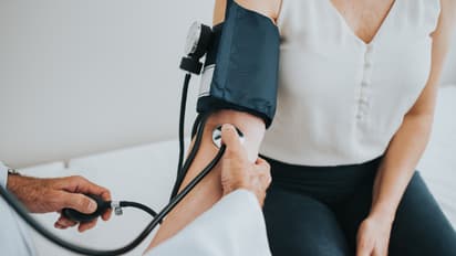 ഉയര്ന്ന രക്തസമ്മര്ദ്ദമാണോ പ്രശ്നം? ബിപി കുറയ്ക്കാന് സഹായിക്കുന്ന എട്ട് ഭക്ഷണങ്ങള്