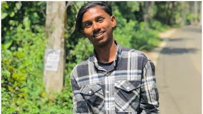 ട്രാവലറിനെ മറികടക്കാൻ ശ്രമിക്കുന്നതിനിടെ ബസിനടിയിലേക്ക് ബൈക്ക് ഇടിച്ച് കയറി, 19കാരന് ദാരുണാന്ത്യം