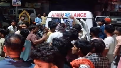 பேருந்து-டெம்போ மோதல்: விபத்தில் 12 பேர் பலி - காலையில் நடந்த துயர சம்பவம்