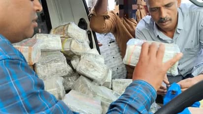 ദേശീയപാതയിൽ പൊലീസ് പരിശോധന, ട്രക്കിന്റെ കാബിനിൽ വിദഗ്ധമായി ഒളിപ്പിച്ചത് നോട്ടുകെട്ടുകൾ, 2.7 കോടി രൂപ പിടികൂടി