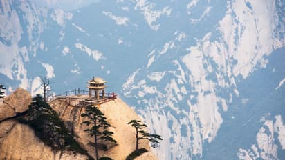 பூமியில் உள்ள சொர்க்கவாசல்.. 5000 அடி உயரம்.. 999 படிகள்! புதையல் மலை எங்கே இருக்கு?