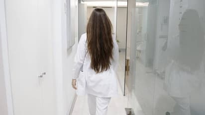 ഡോക്ടറാകണമെന്നത് പണ്ടേയുള്ള സ്വപ്നം, വ്യാജഡോക്ടറായി ആശുപത്രിയിലെത്തിയ 19 -കാരി അറസ്റ്റിൽ