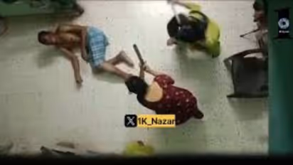 Video Viral: खाना नहीं बना क्या...इतना पूछने पर पत्नी-बेटी ने पति पर बरपाया कहर