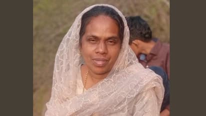 വിറക് മാറ്റിയിടുന്നതിനിടെ പാമ്പുകടിയേറ്റു; ചികിത്സയിലായിരുന്ന വീട്ടമ്മ മരിച്ചു    