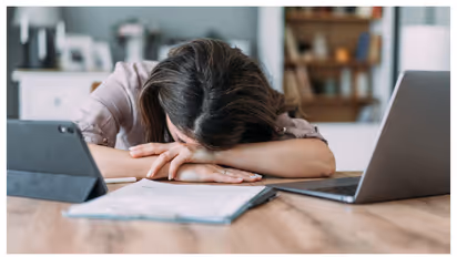 ഉറങ്ങിയാൽ സസ്പെൻഷൻ, 15 മിനിറ്റിലേറെ വൈകിയാൽ വാണിങ്, ശമ്പളം പിടിക്കും; ജോലിക്കിടെ ഉഴപ്പേണ്ട, കടുപ്പിച്ച് ഒമാൻ