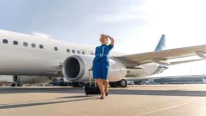 Air Hostess हर वक्त रहती है आपकी सेवा में लेकिन कभी नहीं करती वो एक काम