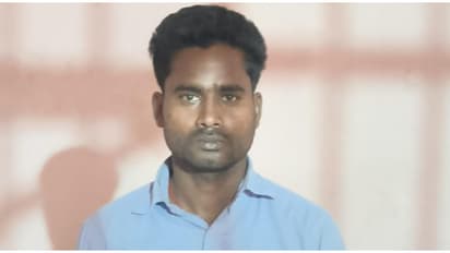 ട്രെയിനിൽ നിന്ന് ഇറങ്ങിയ ഇതര സംസ്ഥാന തൊഴിലാളിയുടെ കയ്യിൽ രണ്ട് ബാ​ഗുകൾ; തുറന്നപ്പോൾ 4 കിലോ കഞ്ചാവ്, അറസ്റ്റ് 