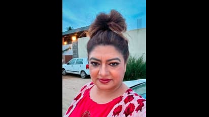  'ಅಮೃತಧಾರೆ' ವನಿತಾ ವಾಸು ಕ್ಲೋಸಪ್ ಫೋಟೋ ವೈರಲ್; ಹೇರ್‌ಸ್ಟೈಲ್‌ ಮೇಲೆ ನೆಟ್ಟಿಗರ ಕಣ್ಣು