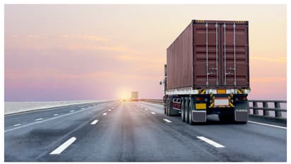 സൗദിയിൽ പെർമിറ്റില്ലാത്ത വിദേശ ട്രക്കുകളെ വിലക്കി വാണിജ്യ മന്ത്രാലയം