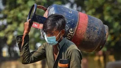 தமிழகத்தில் கேஸ் சிலிண்டர் விலை மீண்டும் அதிரடியாக உயர்வு