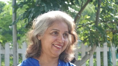 ரேவதியா இது? முடியெல்லாம் நரைத்து ஆளே அடையாளம் தெரியாமல் மாறிட்டாரே!