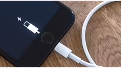 ഉപയോ​ഗിക്കാതെ വച്ചാലും ചാർജ് ഇറങ്ങി പോകുന്ന സ്പീഡ് കണ്ടോ... ഇത് കഷ്ടം തന്നെ! ഐഫോണിനെതിരെ പരാതിപ്രളയം