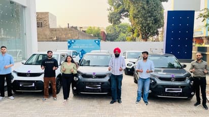 போனஸ்னா இப்படி இருக்கனும்! ஊழியர்களுக்கு தீபாவளி பரிசாக சொகுசு கார்களை வழங்கிய நிறுவனம்