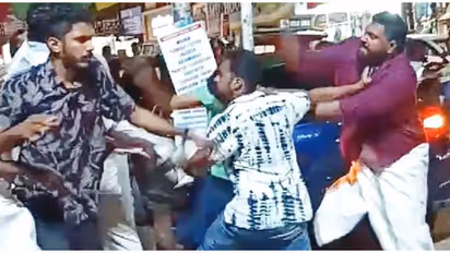 പത്തനംതിട്ട നഗരത്തിൽ എസ്എഫ്ഐക്കാരും മുൻ എസ്എഫ്ഐക്കാരും തമ്മിലടിച്ചു; 3 പേർക്കെതിരെ കേസ്
