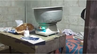 ചില്ലറ വിൽപനയ്ക്കായി കവറുകളിൽ നിറയ്ക്കുന്നതിനിടെ ഡാൻസാഫ് സംഘമെത്തി, പിടിച്ചത് രണ്ടര കിലോയിലധികം കഞ്ചാവ്