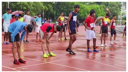മഴ തോർന്നില്ല; തിരുവനന്തപുരത്ത് കനത്ത മഴയിലും ജില്ലാ സ്കൂൾ കായിക മേള നടത്തി സംഘാടകർ, വിവാദം, പ്രതിഷേധം