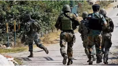 ജമ്മു കശ്മീരിൽ സൈനിക വാഹനത്തിന് നേരെയുണ്ടായ ആക്രമണം; പിന്നിൽ പാക് ഭീകരരെന്ന് പ്രതിരോധ വക്താവ് 