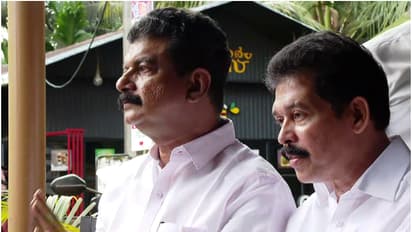 'കാരാട്ട് റസാഖിന് ഡിഎംകെയിലേക്ക് വരേണ്ടി വരും, 4 എംഎൽഎമാരെങ്കിലും കൂടെ വരും'; വെളിപ്പെടുത്തി പിവി അൻവർ 