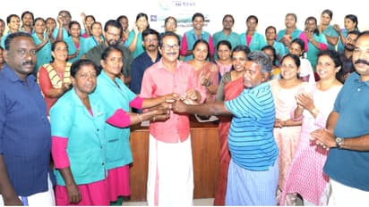 വഴിയിൽ കിടന്ന് കിട്ടിയത് ഒരു പവന്‍റെ സ്വര്‍ണ മാല; ഉടമയ്ക്ക് തിരികെ നൽകി ഹരിത കർമ്മസേന അംഗങ്ങൾ