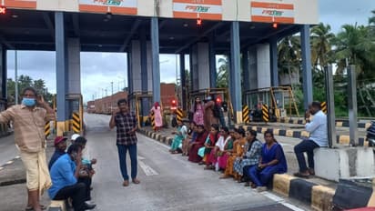 ജീവനക്കാർ അറിയാതെ കരാർ പിന്മാറ്റം, ആനുകൂല്യം നിഷേധിച്ചു; തിരുവല്ലത്ത് ടോൾ പ്ലാസയിൽ പണിമുടക്കി പ്രതിഷേധം