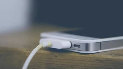 ബസിൽ വെച്ച് ഫോൺ ചാർജ് ചെയ്യുന്നതിനിടെ വൈദ്യുതാഘാതമേറ്റ് 18കാരന് ദാരുണാന്ത്യം; മലേഷ്യയിൽ അന്വേഷണം പ്രഖ്യാപിച്ചു