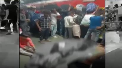 ദീപാവലിക്ക് നാട്ടിൽ പോകാനുള്ള തിരക്ക്; മുംബൈയിൽ ട്രെയിനിൽ കയറാനുള്ള കൂട്ടയിടിയിൽ ഒമ്പതോളം പേര്ക്ക് പരിക്ക്