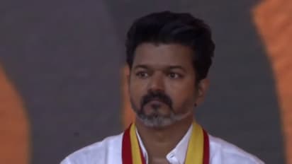 த.வெ.க மாநாடு; அரசியல் கட்சி தலைவராக துள்ளிக்குதித்து மேடைக்கு என்ட்ரி கொடுத்த தளபதி விஜய்!