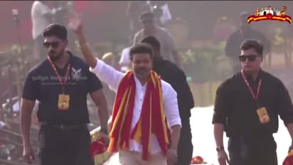 ജനസമുദ്രത്തിനിടയിലേക്ക് വിജയിയുടെ 'മാസ് എന്ട്രി'; വിക്രവാണ്ടിയിൽ ടിവികെയുടെ പ്രഥമ സംസ്ഥാന സമ്മേളനം തുടങ്ങി