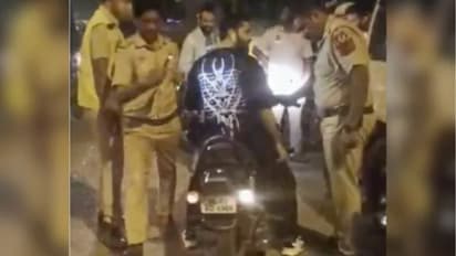 ശബ്ദമുണ്ടാക്കാൻ ബുള്ളറ്റിന്റെ സൈലൻസറിൽ മോഡിഫിക്കേഷൻ; പിടിച്ചപ്പോൾ ഫോൺ വിളിച്ച് അച്ഛനെ വരുത്തി പൊലീസുകാരെ തല്ലി