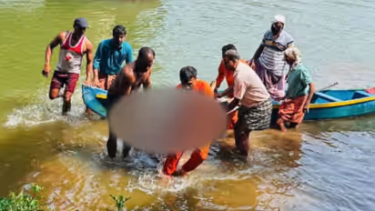 കോഴിക്കോട് യുവാവ് പുഴയിൽ ചാടി; മത്സ്യത്തൊഴിലാളികളുടെ വലയിൽ കുടുങ്ങിയെങ്കിലും മരിച്ചു