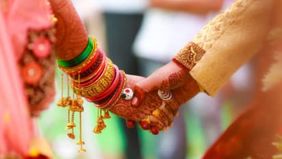 ತುಂಬಿದ ಸಭಾಂಗಣದಲ್ಲಿ ಮದುವೆ ಕನಸು, ಬಂದ ಗೆಸ್ಟ್ ನೋಡಿ ದಂಪತಿ ದಂಗು!