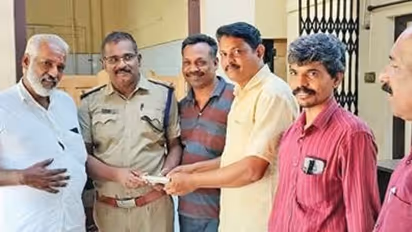 ഓട്ടം കഴിഞ്ഞ് വരുമ്പോൾ റോഡരികിൽ ഒരു പൊതി, തുറന്നപ്പോൾ 1 ലക്ഷം രൂപ! പൊലീസിലേൽപ്പിച്ച് മാതൃകയായി ഓട്ടോ ഡ്രൈവർ