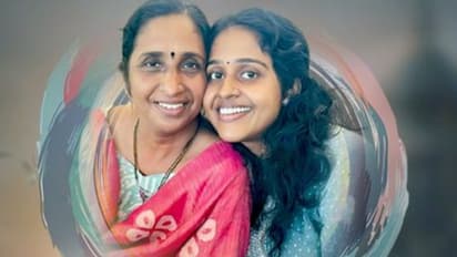 സ്വപ്നങ്ങൾക്ക് നിറം പകർന്ന് കണ്ടക്ടറായ അമ്മ; ട്രിപ്പിൾ ഗോൾഡ് മെഡൽ തിളക്കത്തിൽ അനഘ